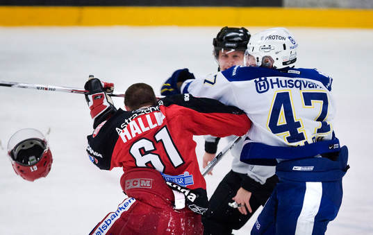 Per Hallin, Södertälje,  och Lance Ward, HV71, i slagsmål