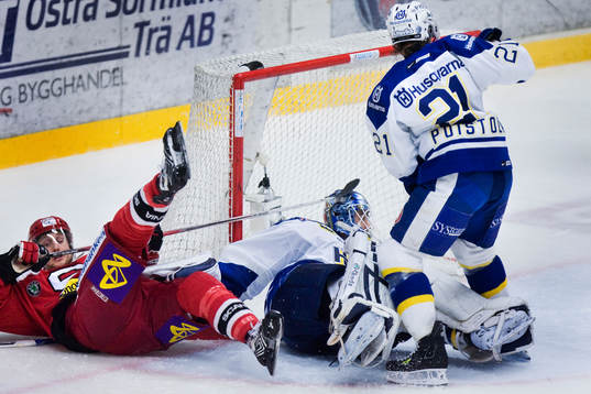 Tomas Kollar, Södertälje, på fall. Stefan Liv, målvakt,