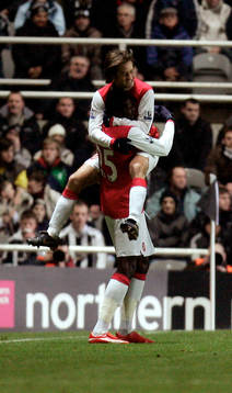 Emmanuel Adebayor och Tomas Rosicky, jubel