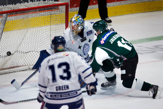 Robin Jalkerud, Hammarby, trycker in 1-0 bakom Eddie Läck,
