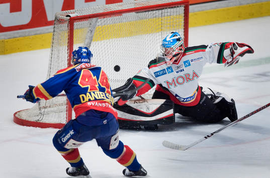 Nicklas Danielsson, Djurgården, trycker in pucken bakom