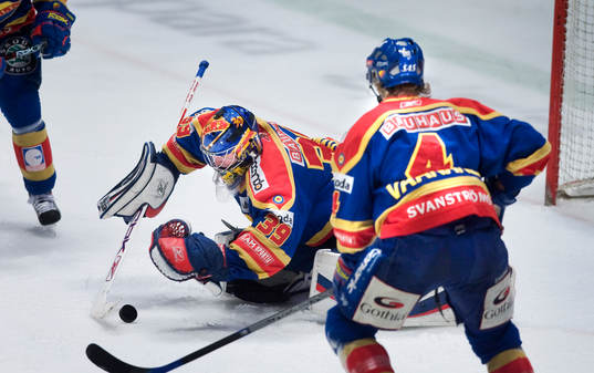 Daniel Larsson, målvakt, Djurgården, slänger sig