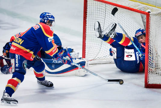 Spelare trillar in  målburen