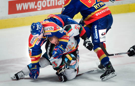 Timmy Pettersson, Djurgården, trycker ned Thomas Skogs,