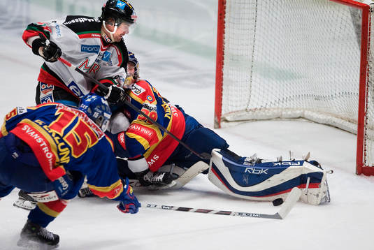 Stefan Ridderwall , målvakt, Djurgården, stoppar Teemu