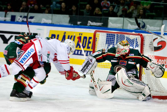 Mika Pyörälä, Timrå, skjuter in pucken bakom Ari