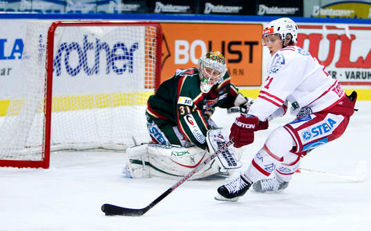 Jonathan Hedström, Timrå, har lurat bort Ari Ahonen,