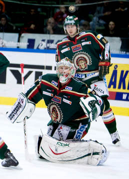 Ari Ahonen, målvakt, Frölunda, med ögonen på pucken