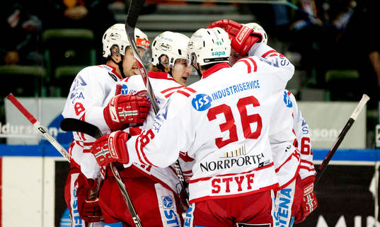 Jonathan Hedström, har precis gjort, 0-1 kramas om av Pär