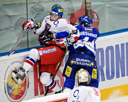 Kim Hirschovits, Finland, tacklar en tjeck