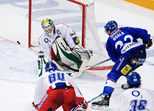 Oskar Osala, Finland, skjuter ett skott mot Lukas Mensator,