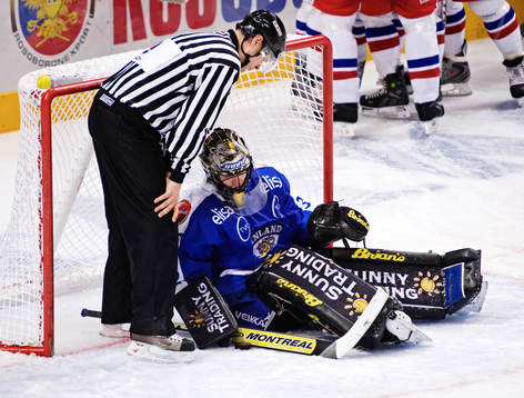 Tuomas Tarkki, målvakt, Finland, tappade pucken och var