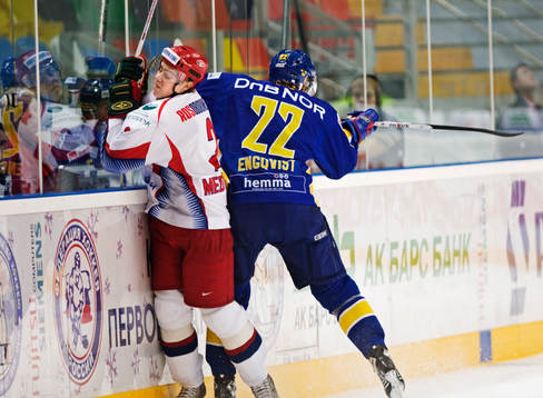 Andreas Engqvist, Sverige, tacklar Evgeny Medvedev, Ryssland