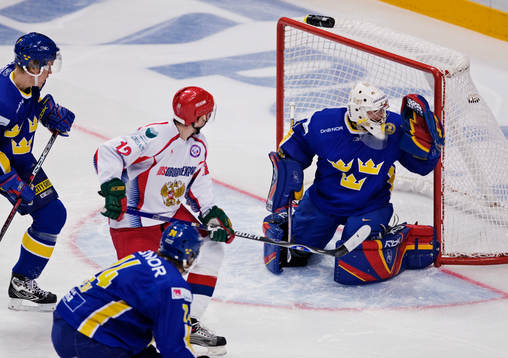 Daniel Larsson, målvakt, Sverige, släpper in 1-0-målet