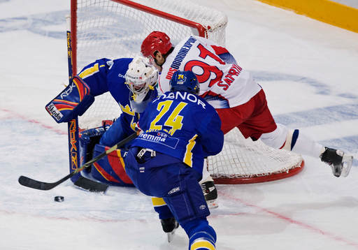 Oleg Saprykin, Ryssland, är nära att göra mål på