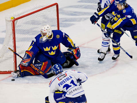 Daniel Larsson, målvakt, Sverige, och Johan Fransson,