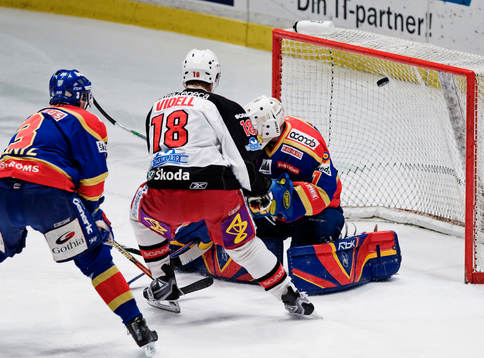 Linus Videll, Södertälje, gör mål bakom Daniel Larsson,