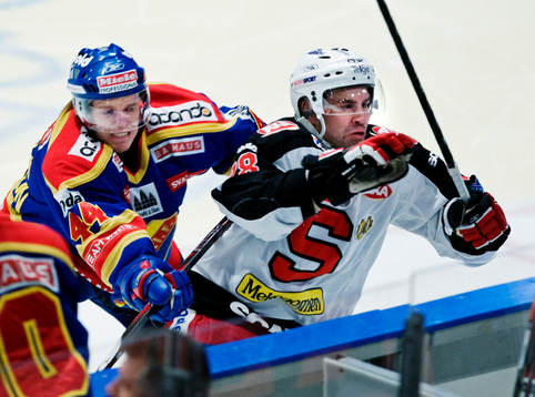Nicklas Danielsson, Djurgården, tacklar Duane Harmer,