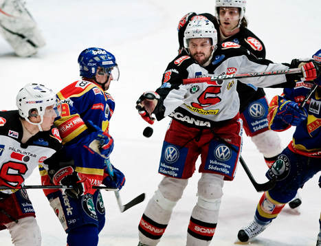 Martin Cibak, Södertälje, försöker få fatt på pucken