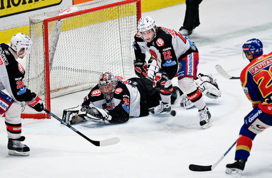 Daniel Josefsson, Södertälje, rensar undan pucken