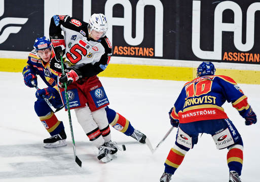 Linus Videll, Södertälje, tar sig förbi två djurgårdare