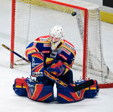 Daniel Larsson, målvakt, Djurgården, räddar ett skott