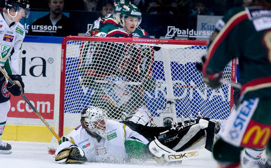 Christopher Heino-Lindberg, målvakt, med pucken i