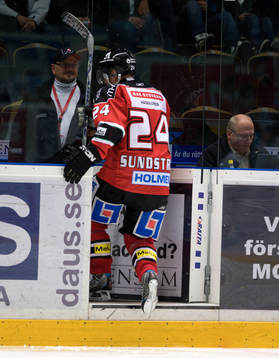 Niklas Sundström, Modo