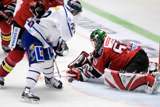 Karol Krizan, Målvakt Modo släpper pucken så  Mattias