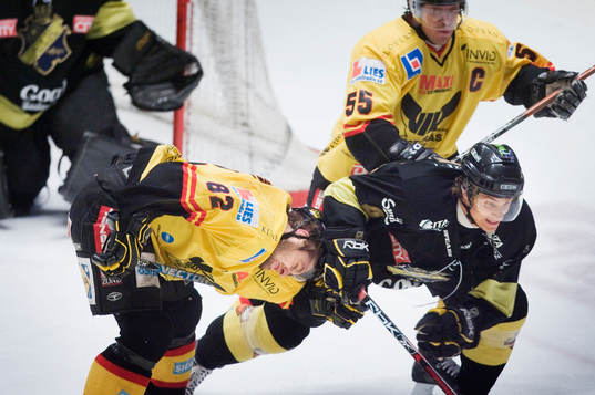 Mikael Österberg, AIK, sliter i Marcus Söderqvist,