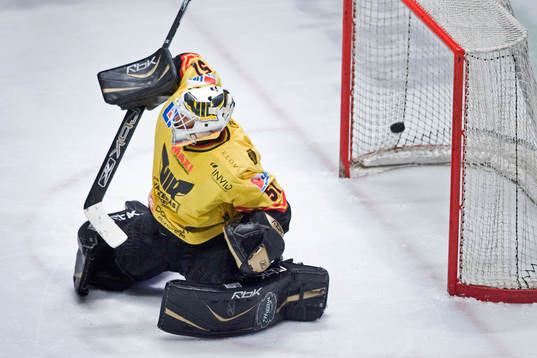 Pucken flyger in bakom Johan Thalberg, Målvakt, Västerås