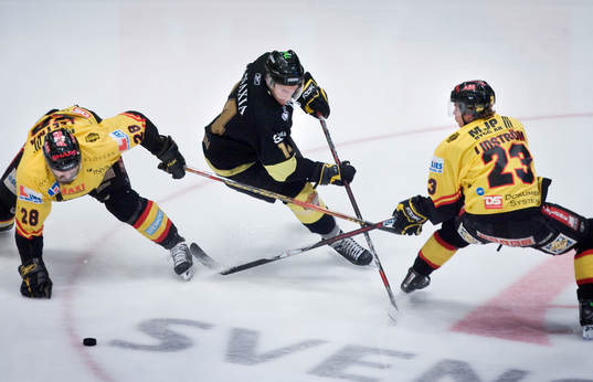 Rasmus Ericsson, AIK, glider mellan Jonas Leetma,