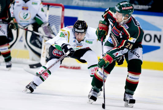 Dominik Granak, Färjestad, slår mot Martin Plüss,