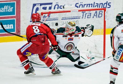 Martin Cibak, Södertälje, gör 2-0 bakom Ari Ahonen,