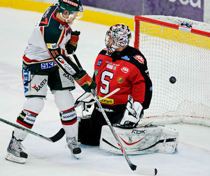 Magnus Kahnberg, Frölunda, är nära att göra mål på