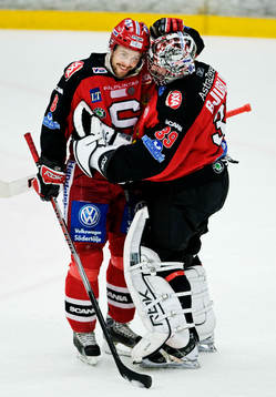 Martin Cibak, Södertälje, gratulerar Björn Bjurling,