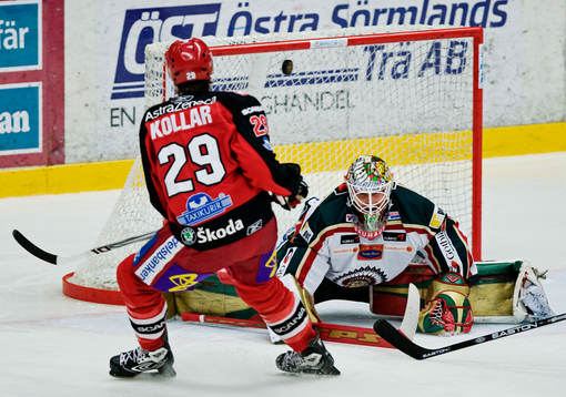 Tomas Kollar, Södertälje, gör 7-0 bakom Joel Gistedt,