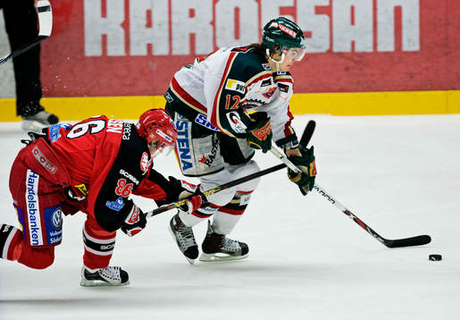 Karl Fabricius, Frölunda, tar sig förbi Linus Klasen,