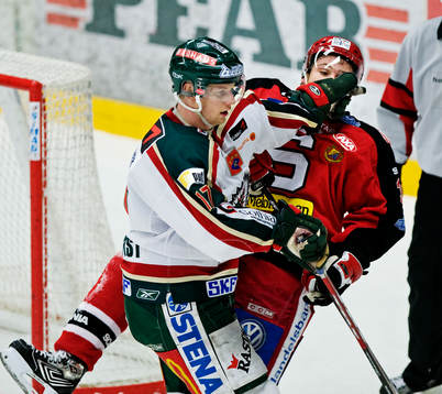 Michael Holmqvist, Frölunda, sätter handsken i ansiktet