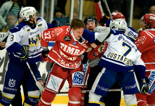 Mika Pyörälä, Timrå och Per Gustafsson, HV71 i slagsmål