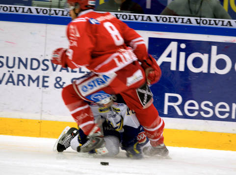Sanny Lindström, Timrå krockar med Martin Thörnberg, HV71