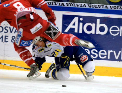 Sanny Lindström, Timrå krockar med Martin Thörnberg, HV71