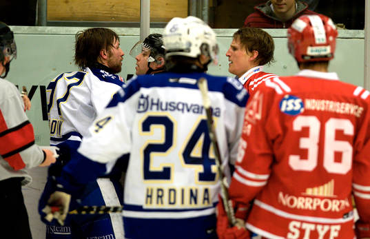 Per Ledin, HV71 och Jonathan Hedström i slagsmål