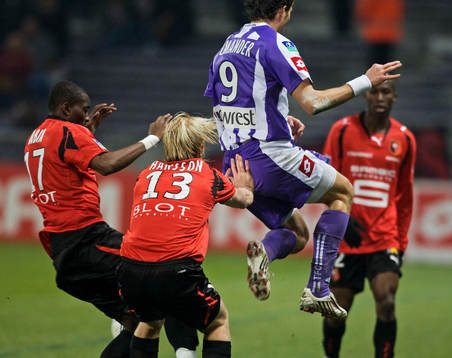 Petter Hansson trycker till Johan Elmander på baken