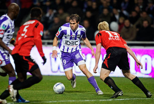 Johan Elmander tar sig förbi Petter Hansson