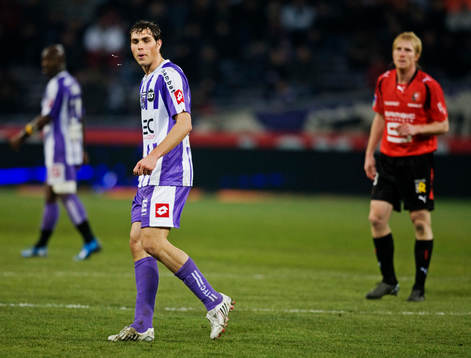 Johan Elmander spottar. I bakgrunden Petter Hansson