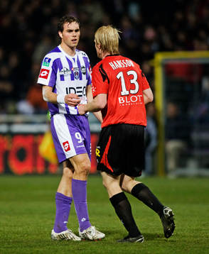 Johan Elmander pratar med Petter Hansson