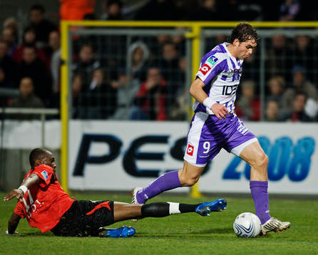 Johan Elmander, Toulouse, dribblar förbi Stephane Mbia