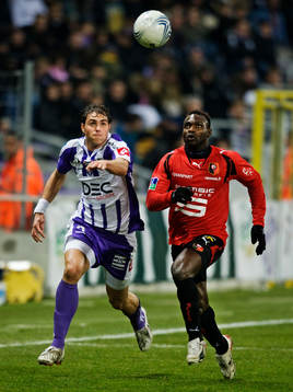 Johan Elmander, Toulouse, och John Mensah, Rennes, har koll