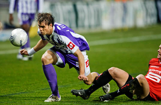 Johan Elmander tacklas av en Rennes-spelare